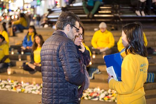 '图9~10:二零一七年四月二十二日下午至夜间十一点,英国法轮功学员在伦敦著名地标之一皮卡迪利广场(Piccadilly Circus)展示功法、讲真相、反迫害征签和烛光守夜'