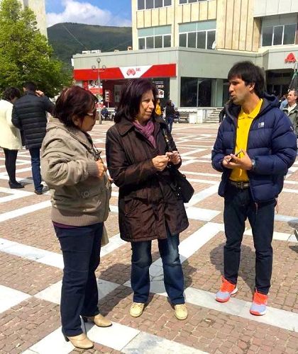 '图5:4月22日Peshtera市的学员在讲真相征签'