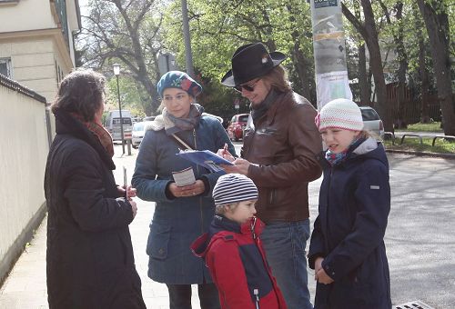 '图4:民众想了解法轮功反迫害真相,人们签名制止中共对法轮功学员的迫害。'