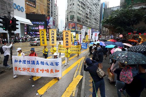 '图6~12:法轮功学员的游行队伍向民众传递真相。'
