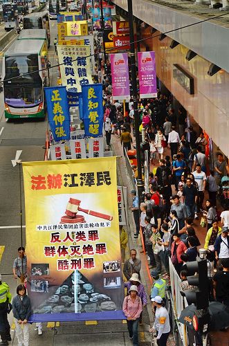 '图13~18:游行队伍中的横幅内容是法轮功学员要告诉人们的信息。'