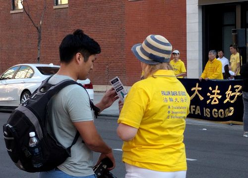 图5:芝加哥青年Daniel Kim(左)详细了解法轮功