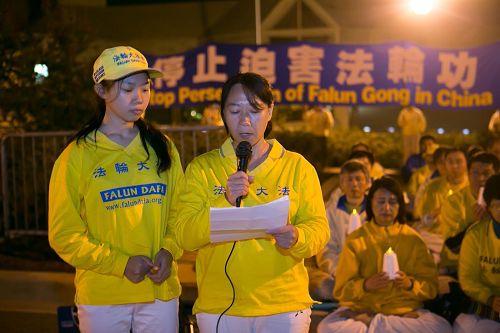 图4:来自中国辽宁的法轮功学员迟丽华和女儿徐鑫洋哀悼几位被中共迫害致死的亲人。
