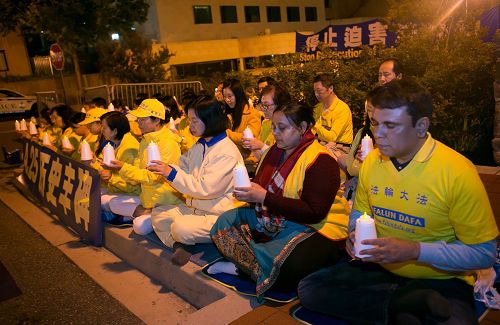 图5:来自印度孟买的库玛尔(Rajwev Kumar )先生和太太(前排右一、右二)来华盛顿特区出差,前来参加425烛光悼念活动。