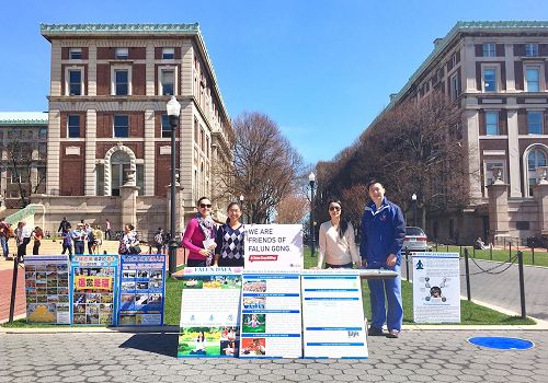 '图3:哥伦比亚大学法轮大法社团青年学子合影'