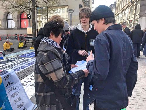 '图2:丹麦法轮功学员向民众讲述中共迫害法轮功和活摘器官真相。'
