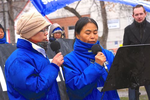 '图2:法轮功学员江宏女士在集会上揭露中共将他父亲迫害致死,并活体摘取器官的罪恶。'