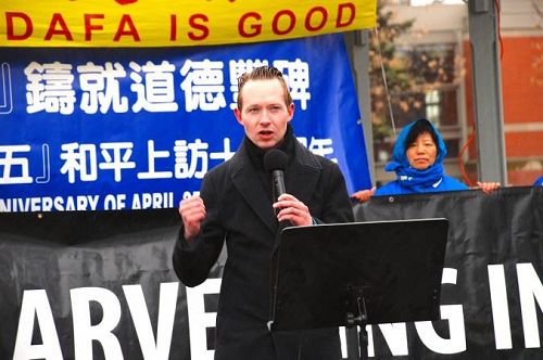 '图4:加拿大国会议员迈克尔·库珀在纪念四·二五集会上发言。'