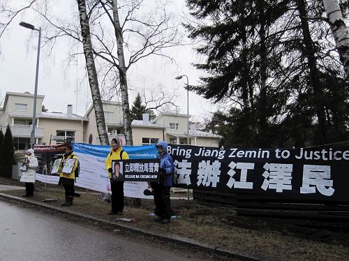 '图3:芬兰法轮功学员马雪红来到芬兰中领馆前,呼吁立即无罪释放她的姐姐马雪青'