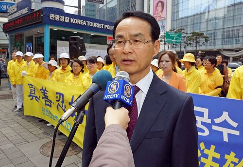'图3:社团法人“韩国法轮大法佛学会”发言人吴世烈在记者会上发言。'