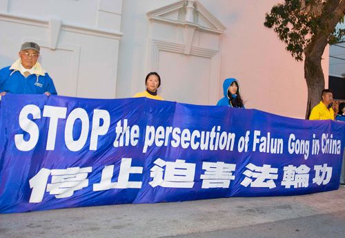 图1-5: 法轮功学员在中领馆前要求停止迫害
