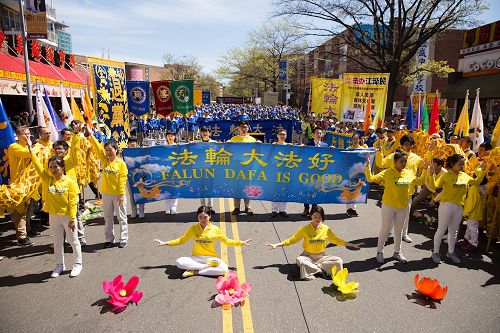 '图1:法轮功学员在法拉盛举行纪念四二五和平上访十八周年大集会'