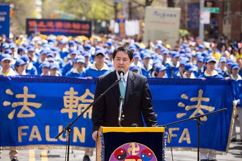 '图2:法轮大法信息中心发言人张而平'
