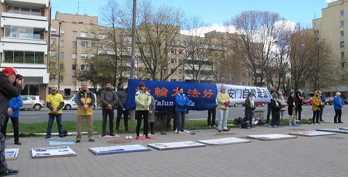 '图1~2:波兰法轮功学员在华沙中使馆门前和平请愿,纪念“四二五”十八周年。'