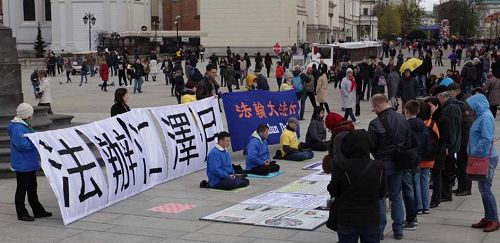 '图5~9:纪念“四二五”十八周年,波兰法轮功学员在华沙古城讲真相活动,吸引众多民众驻足了解真相'