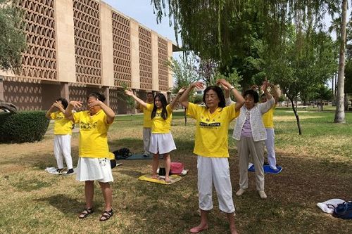 '图1:4.25凤凰城学员集体炼功'