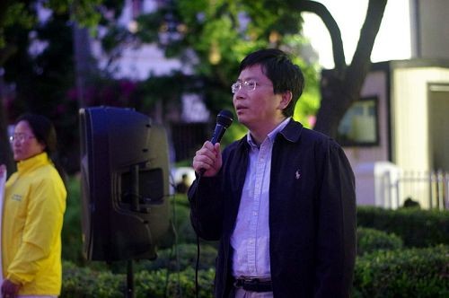 图5:法轮功学员代表吴英年教授发言