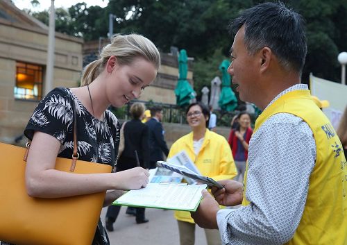 '图5:从事气象变化研究的Burns女士了解真相后她在支持制止迫害征签表上签名。'