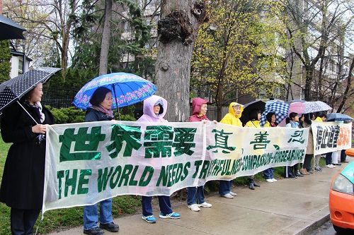 '图1~4:二零一七年四月二十五,多伦多法轮功学员举行了系列的4.25纪念活动:中午一点至两点,在中领馆前召开新闻发布会;下午三点半至六点,在市中心的St George 和 Bloor,筑起真相长城,向民众讲真相。'