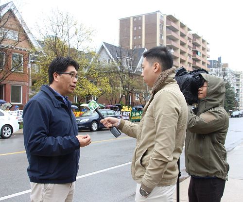 '图7:华语新时代电视采访多伦多法轮功发言人Kevin。'