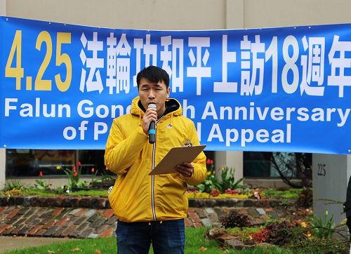 '图13:法轮功学员范文拓的母亲骆艳杰因坚持信仰,至今还被非法关押在黑龙江女子监狱里。他呼吁营救被冤判十五年的母亲。'
