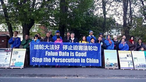 '爱尔兰的部份法轮功学员来到中使馆外,为了纪念“四二五”和平上访十八周年,举行了烛光夜悼。'