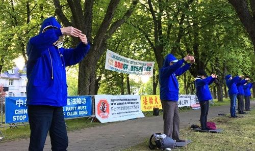 '纪念四二五,比利时法轮功学员中领馆前抗议中共迫害'