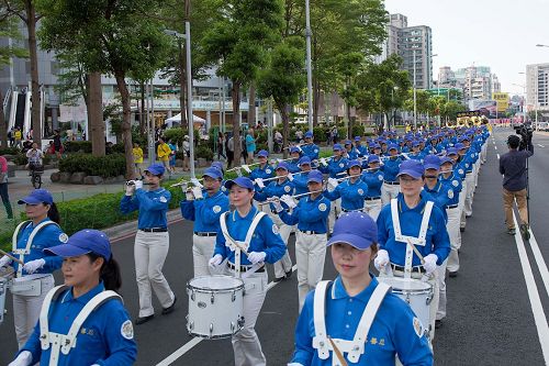 '图2:二零一七年高雄法轮功学员集会游行,提前“庆祝世界法轮大法日”,活动由阵容庞大的天国乐团前导。'