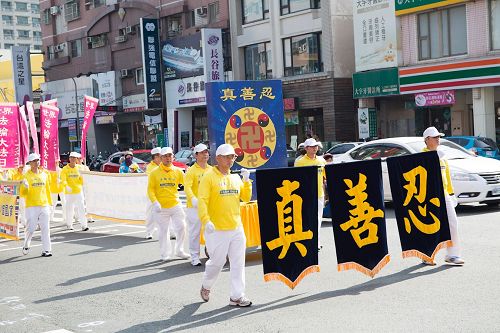 '图4:二零一七年高雄法轮功学员集会游行,提前“庆祝世界法轮大法日”,展开法轮巨型模型。'