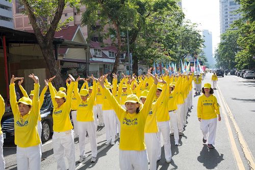 '图5:二零一七年高雄法轮功学员集会游行,提前“庆祝世界法轮大法日”,炼功队伍展示祥和的五套功法,吸引不少民众询问学炼方式。'