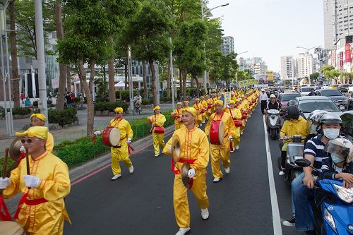 '图7:二零一七年高雄法轮功学员庆祝即将来临的“五一三世界法轮大法日”集会游行,喜气十足活泼亲切的腰鼓队压轴,吸引了众多路人放慢脚步驻足观看。'