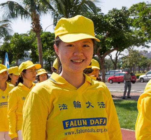 '图10:在炼功队伍中的语晴说:每天学法、炼功,不只精神体力很好,遇到考验时,也会很快想到自己是修炼人。'