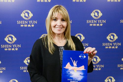 '图8:神韵之美令阿根廷国会议员艾丽西娅·索雷尔(Alicia Soraire)女士震撼和感动'