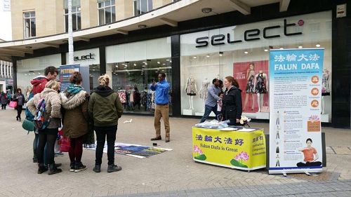 '图1~2:二零一七年四月二十九日,法轮功学员在英国布里斯托主要商业中心开展讲真相反迫害活动'
