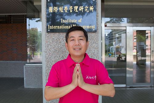 '图2:目前在国立成功大学高阶管理硕士(EMBA)进修的熊育贤:“修炼让我在健康、思绪、正的能量都大大提升,我对师父无尽的感恩。”'