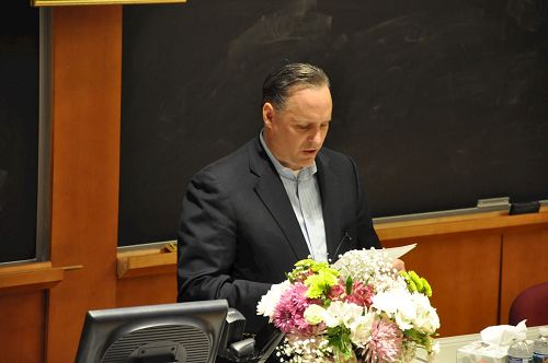 '图1:西方学员Al分享得法过程和修炼体会'