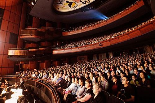 '图1:二零一七年三月二十八日至四月二日,神韵纽约艺术团在悉尼上演了七场演出。四月二日最后一场演出,主办方把所有本来不能开放的座位全部打开售票还是一票难求,剧院挂出“座满”的牌子,以告示观众演出票已售罄。'
