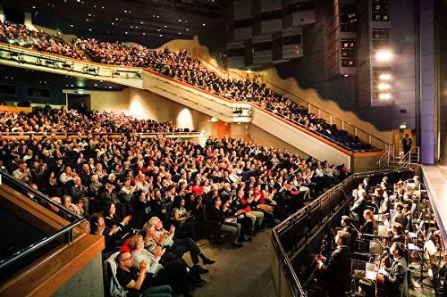 '图2:美国神韵世界艺术团在英国伯明翰国际会议中心(ICC)的二场演出连续爆满。图为三月二十六日演出的盛况。'
