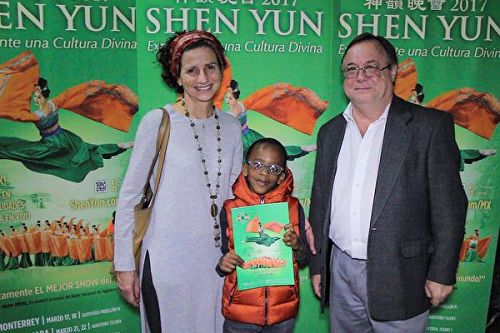 '图5:阿根廷驻墨西哥大使Daniel Chuburu 与夫人Carola,以及儿子Sairos Camio Chubuu,于三月二十四日晚一起观看了墨西哥城的神韵演出。'