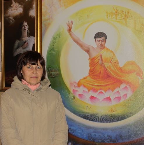 '图5:已退休的专业工程设计师娜塔莎表示,美展能唤醒人们心中的善念。'