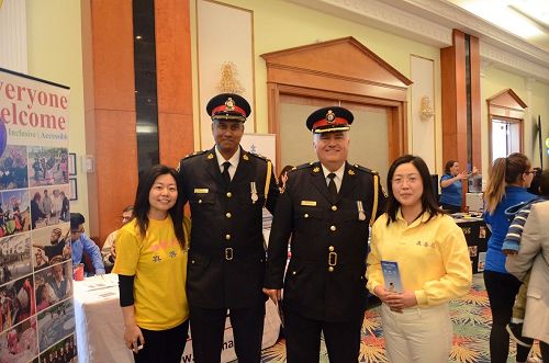 '图1:警官肯特先生(右二)和法轮功学员合影'