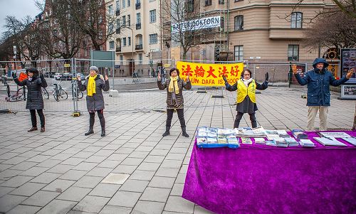 '图1:瑞典法轮功学员在斯德哥尔摩Karlaplan地铁站附近举办法轮大法信息日活动'