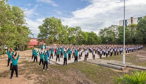'图1~2:特拉丹第一中学千人集体学炼法轮功'