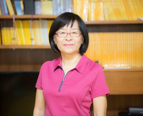 '当琼花第一次把整本《转法轮》书看完时受到极大震撼,感觉以前对人生、对世界、对未来所有一切迷惑不解的地方,刹那间全部得到了解答。'