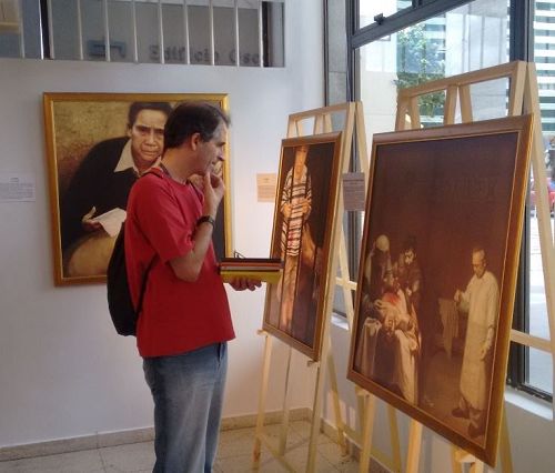 '图3~4:Kenia参观画展后表示,邪恶不会长久,正信会回归中国。'