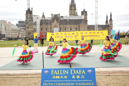 '图4:法轮功学员在国会山前载歌载舞庆祝 “世界法轮大法日”'