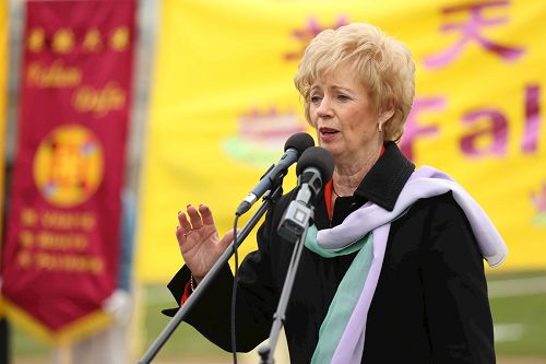 '图6:自由党资深国会议员Judy Sgro女士在集会上发言'