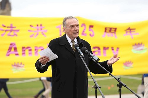 '图7:国会议员Peter Kent先生在集会上发言'