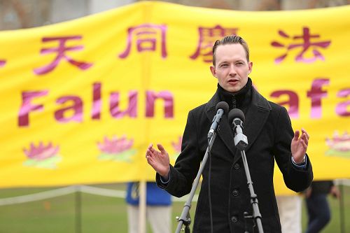 '图8:国会议员Michael Copper先生在集会上发言'