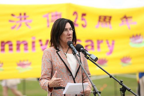 '图9:国会议员Cheryl Hardcastle女士在集会上发言'